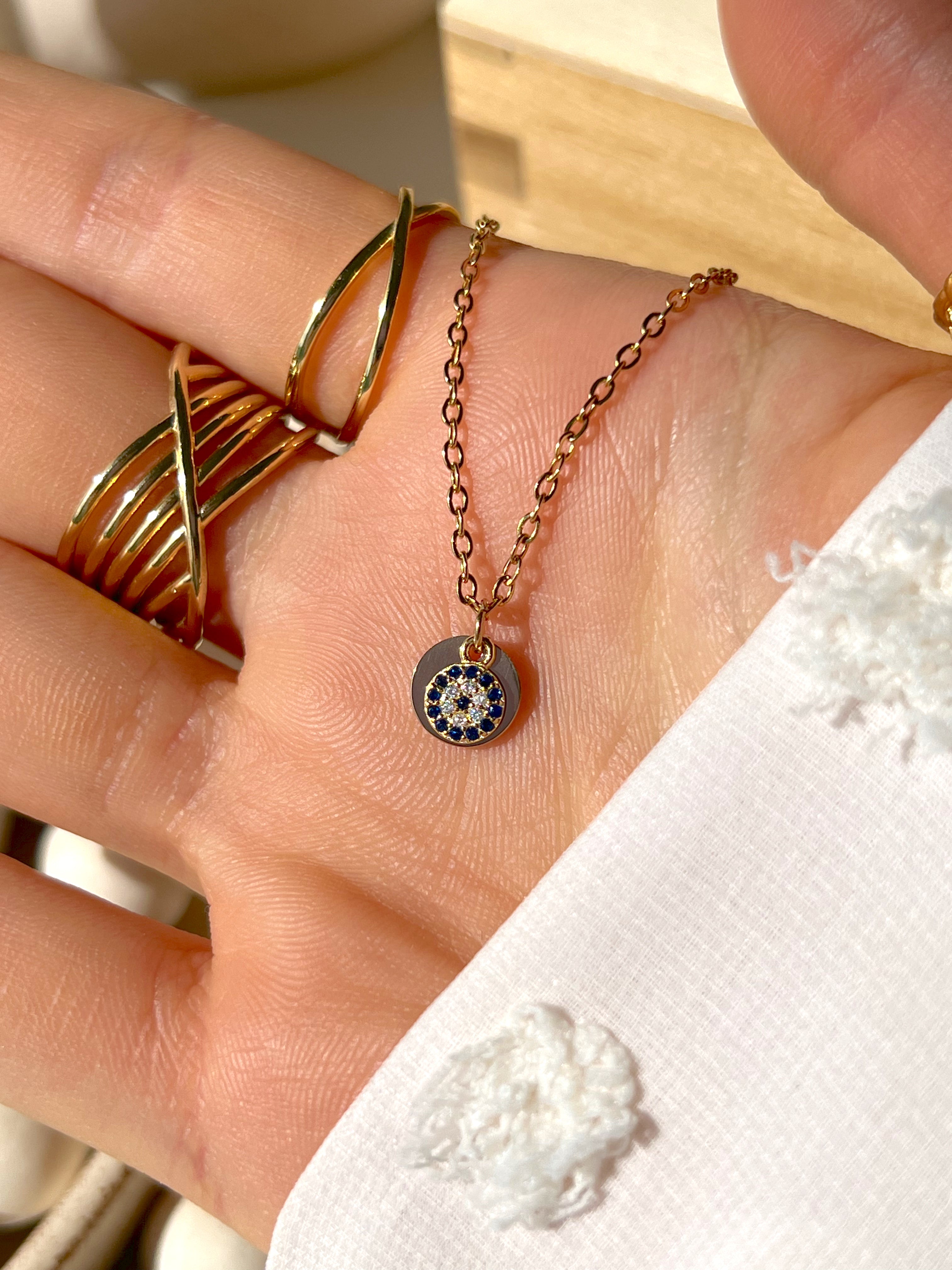 Collar con inicial de mal de ojo