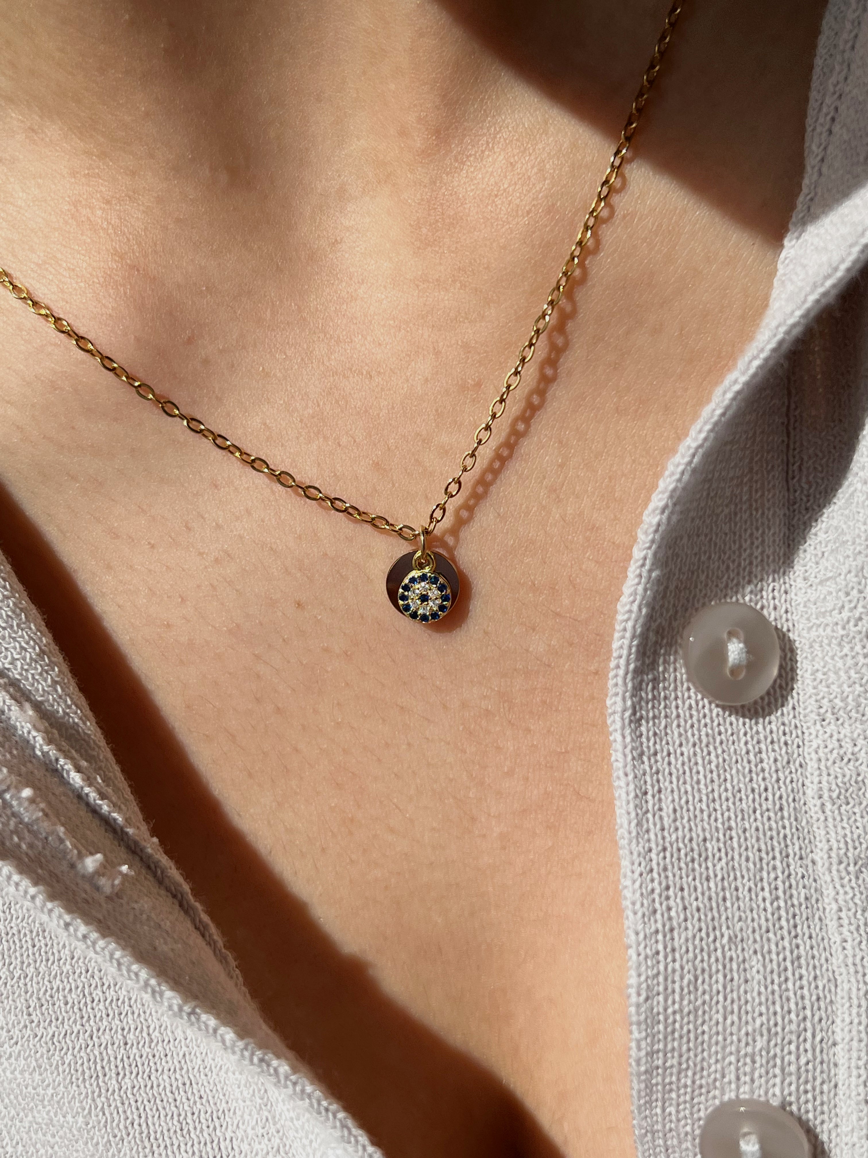 Collar con inicial de mal de ojo
