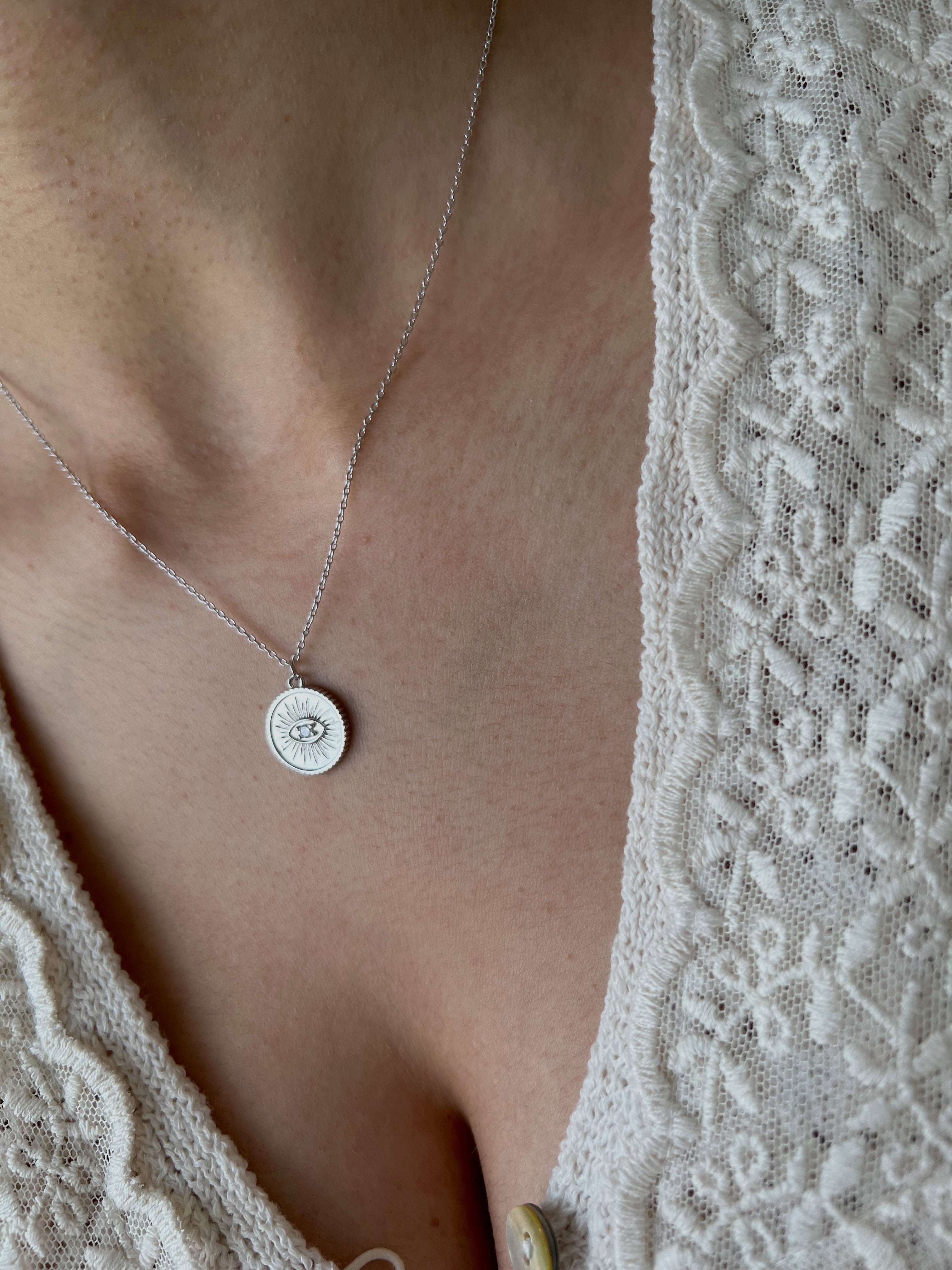 Collar de ojo de diamante