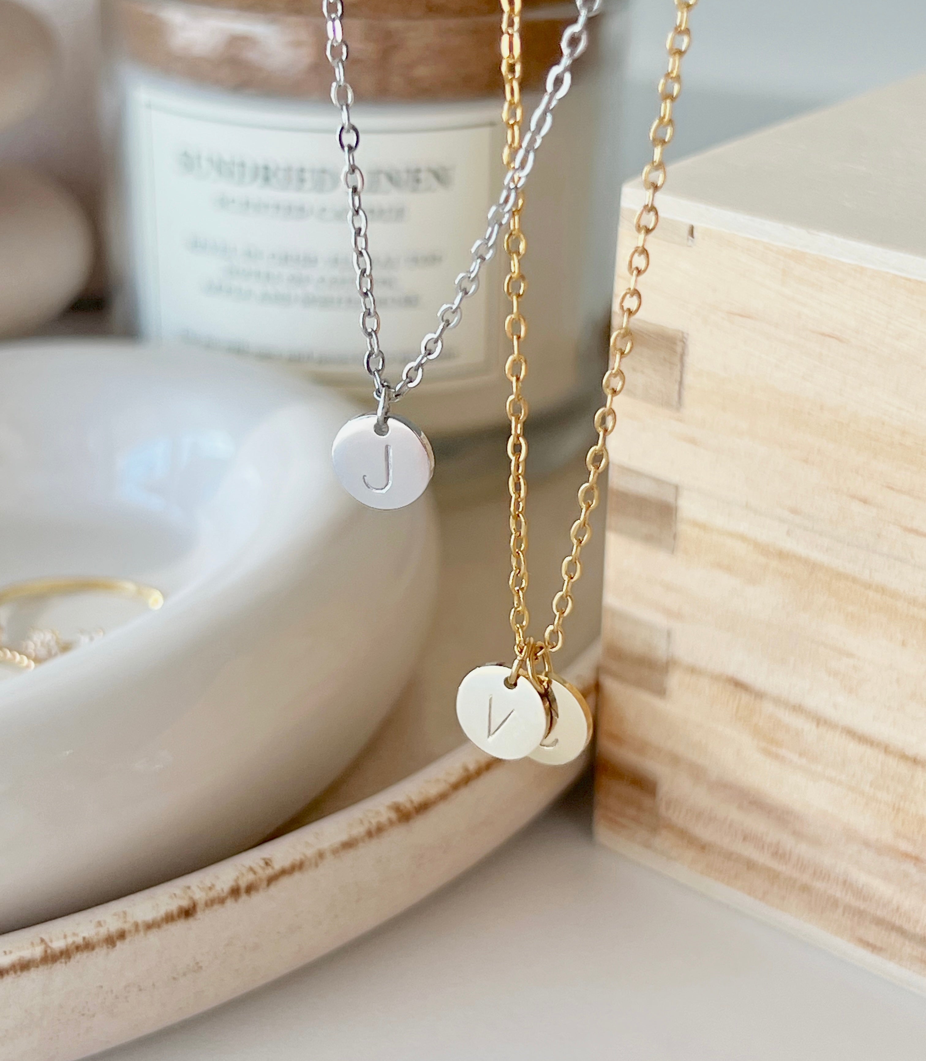 Collar con moneda inicial