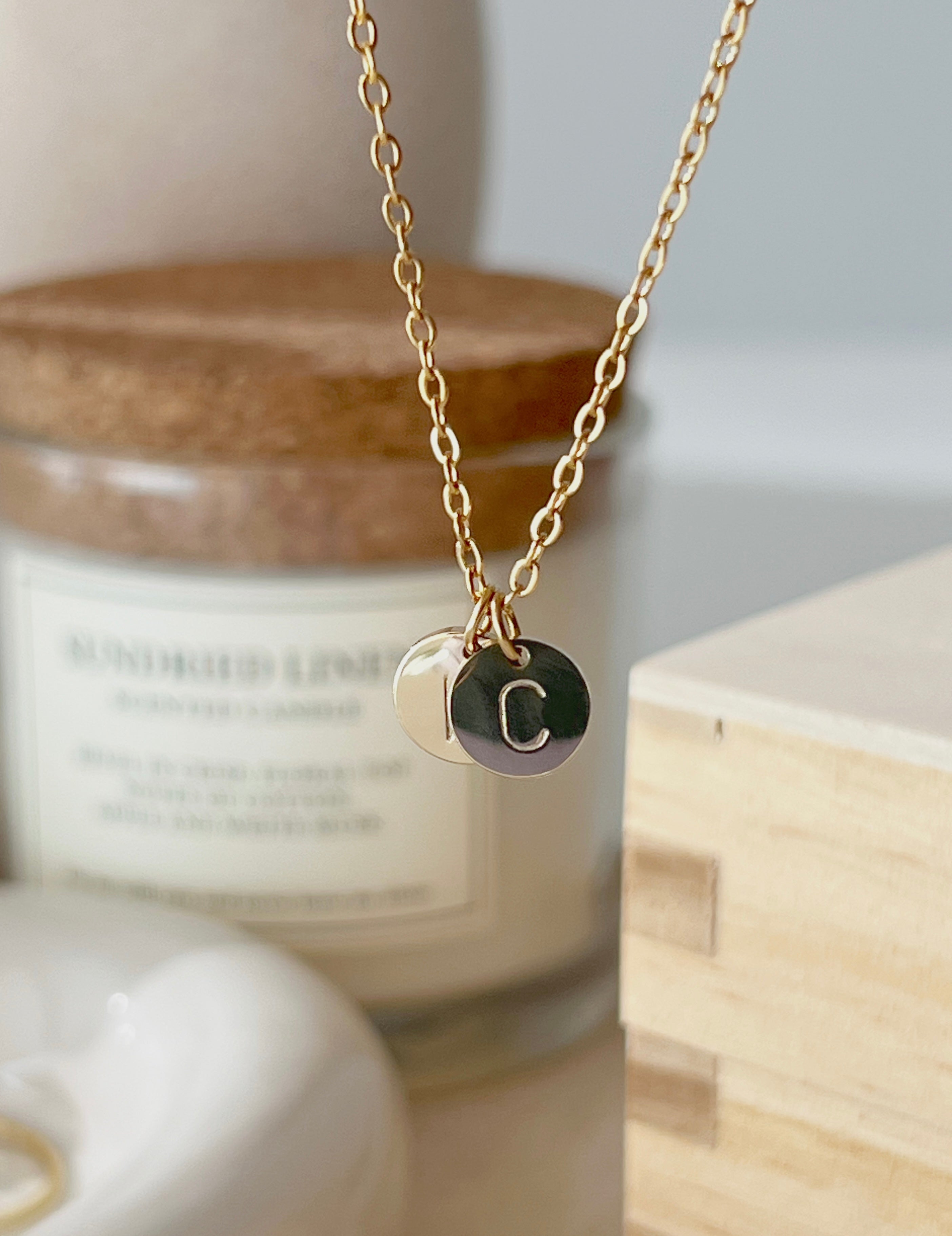 Collar con moneda inicial