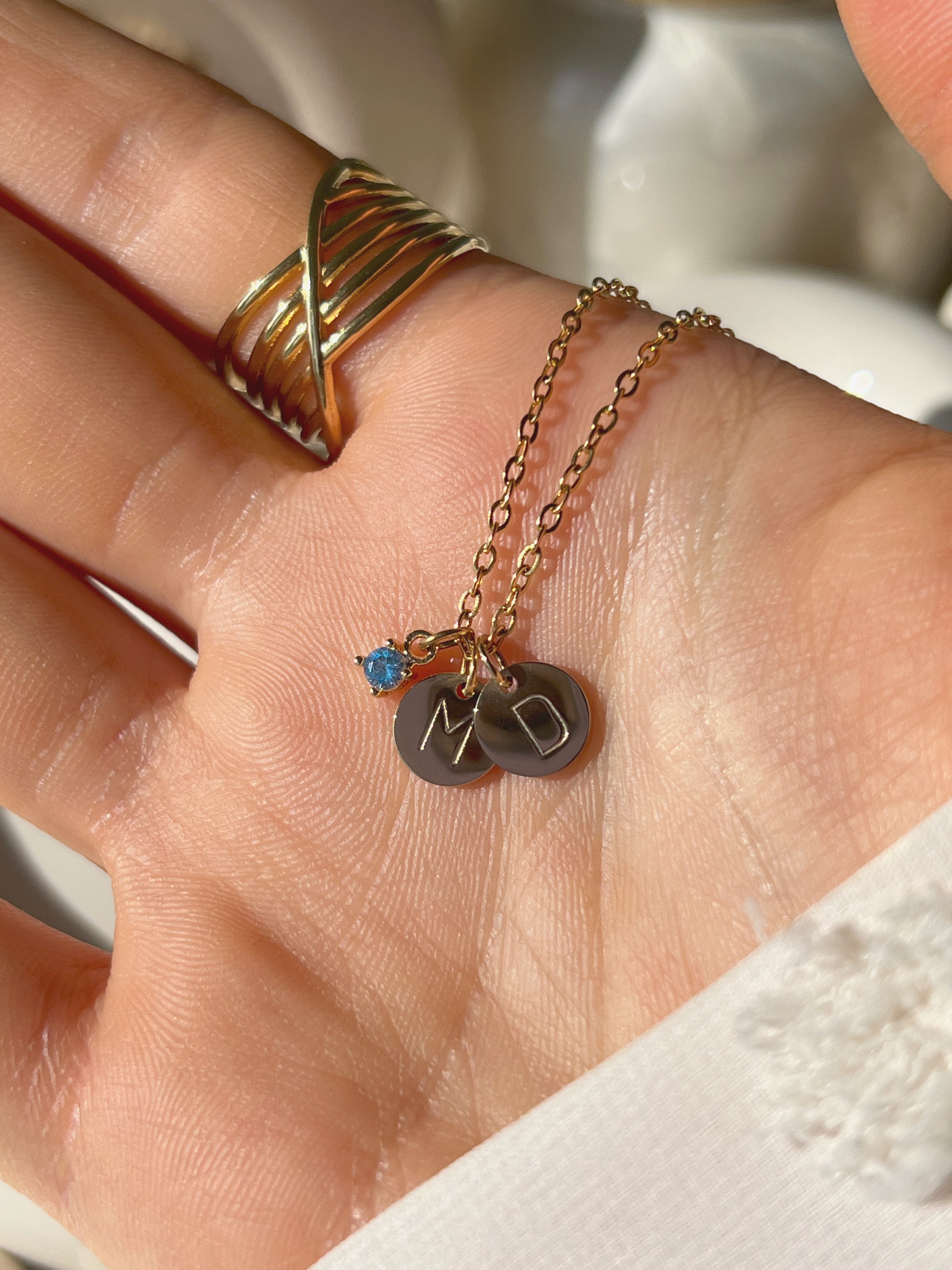 Collar con moneda inicial