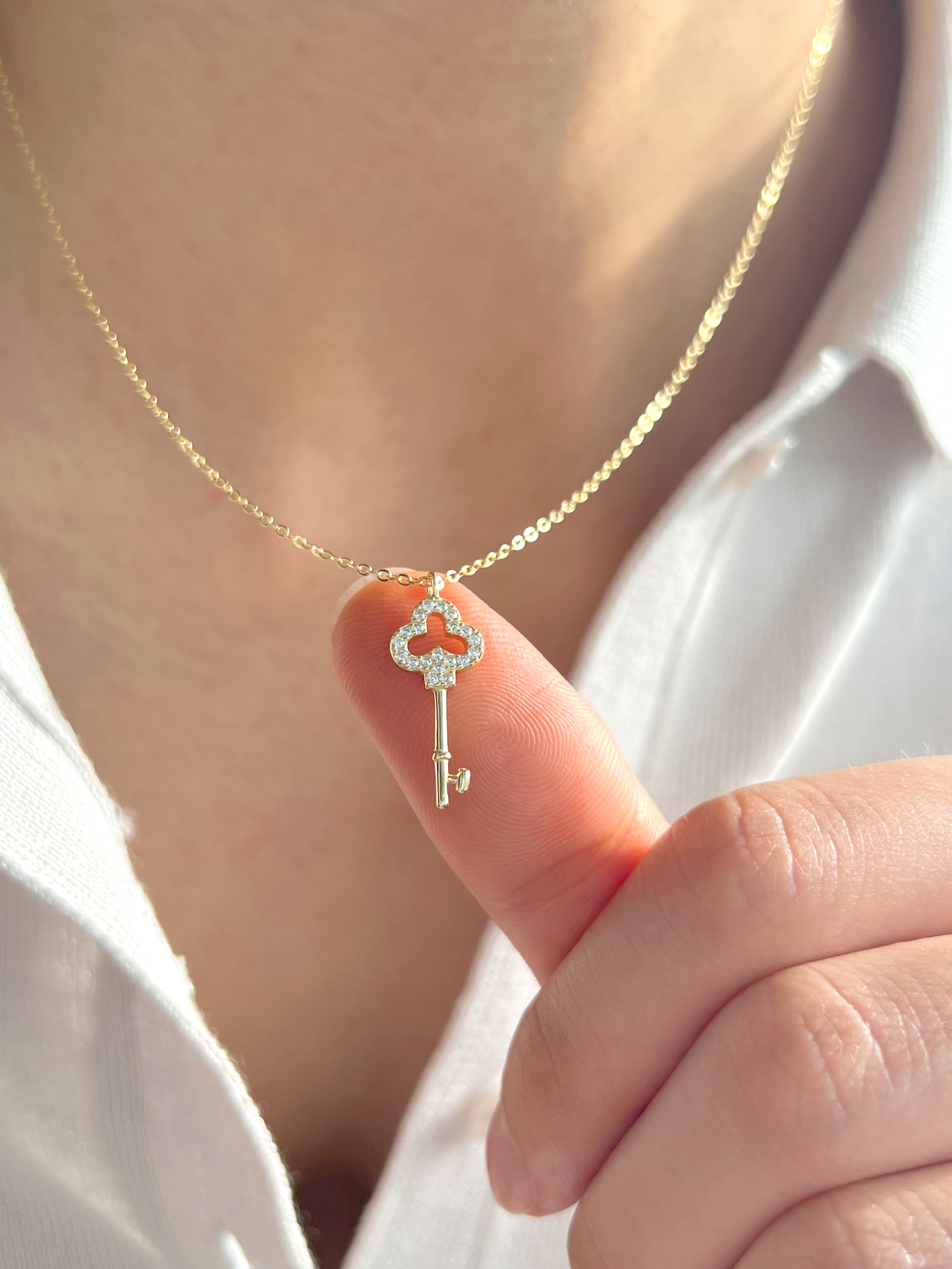 Collar de llave de diamante