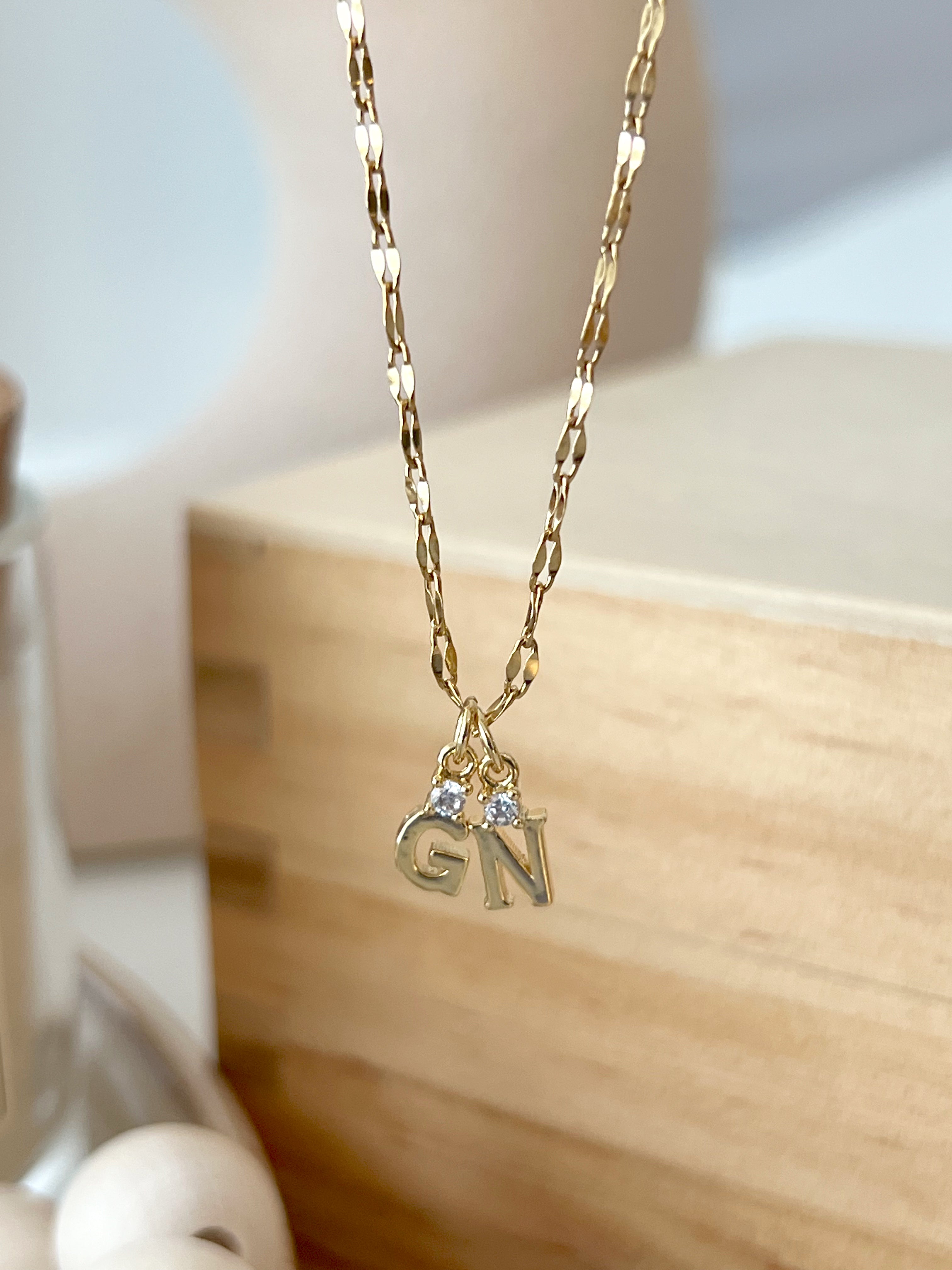 Collar con dije inicial
