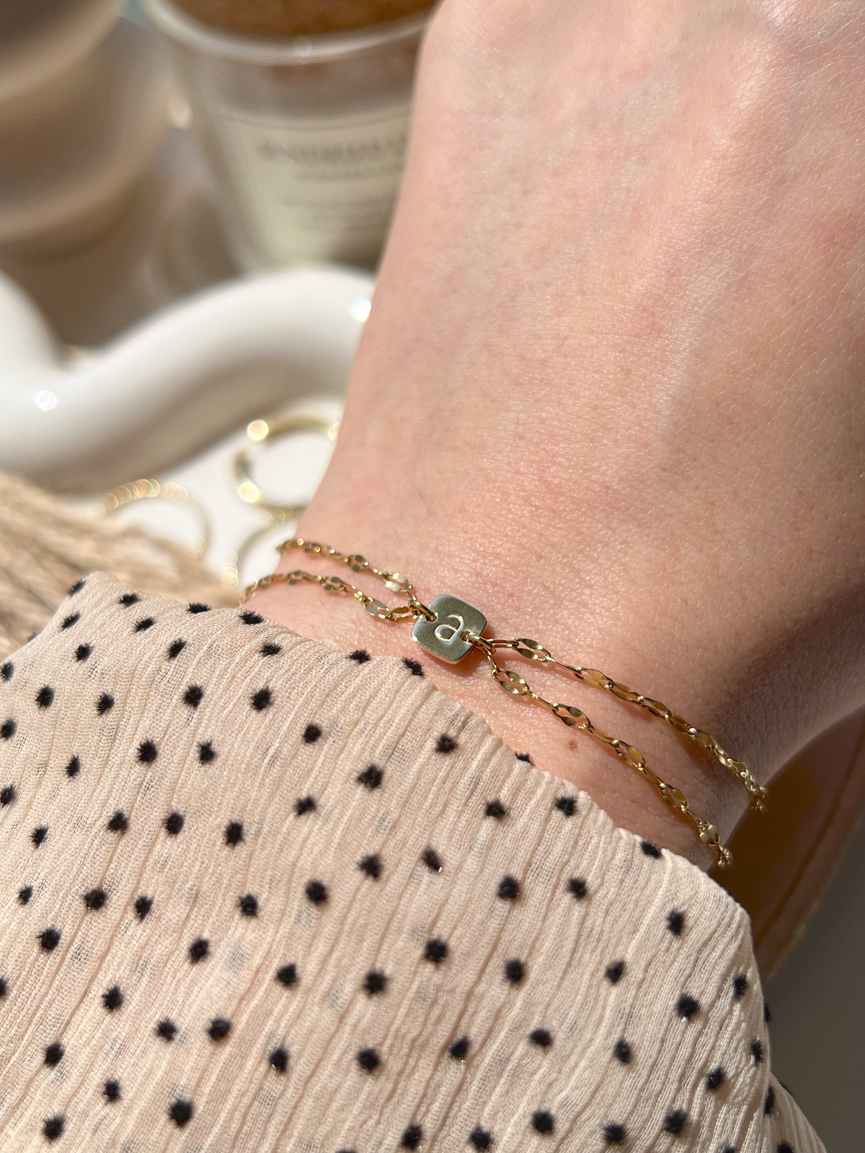 Pulsera con inicial brillante