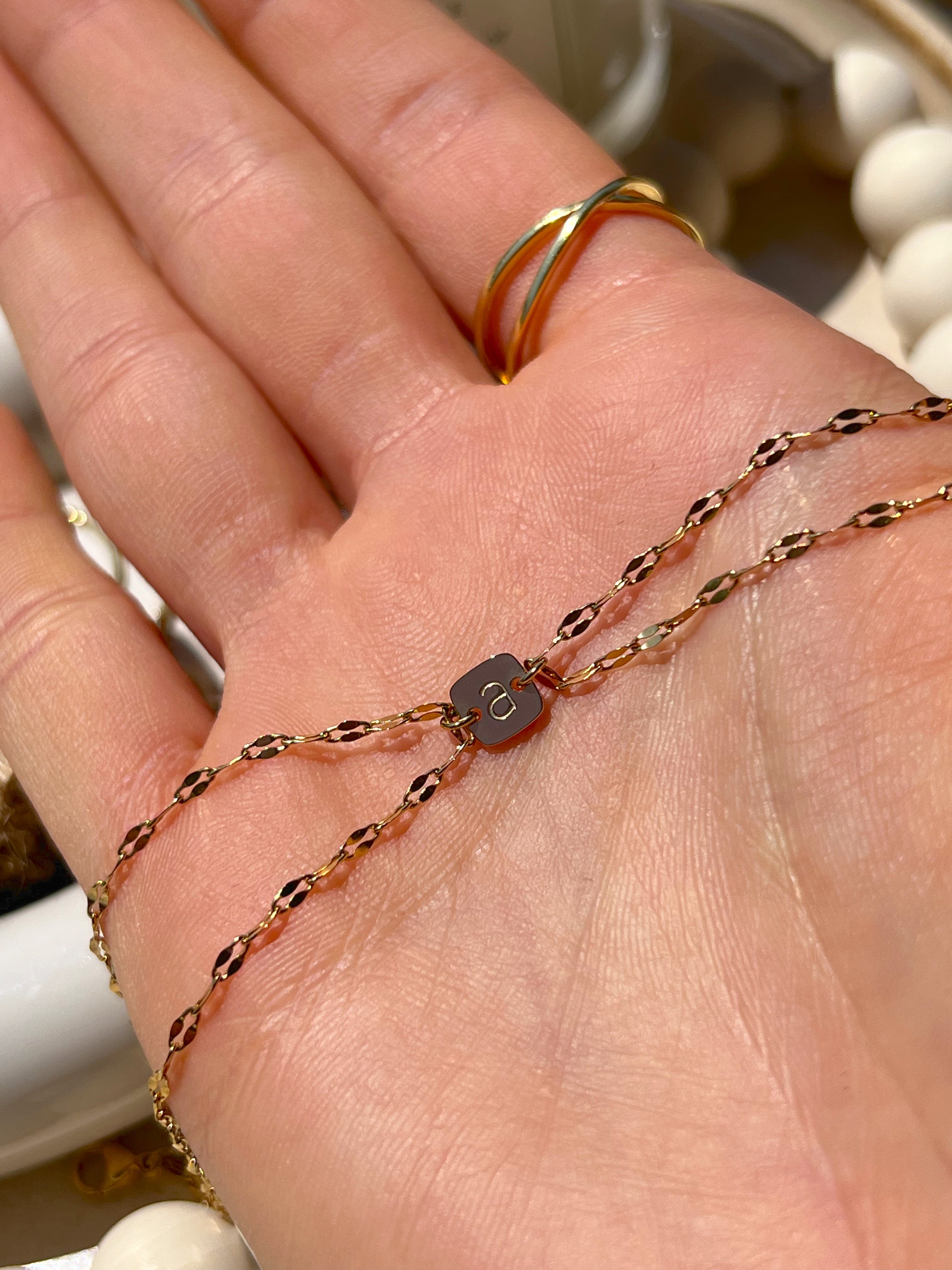 Pulsera con inicial brillante
