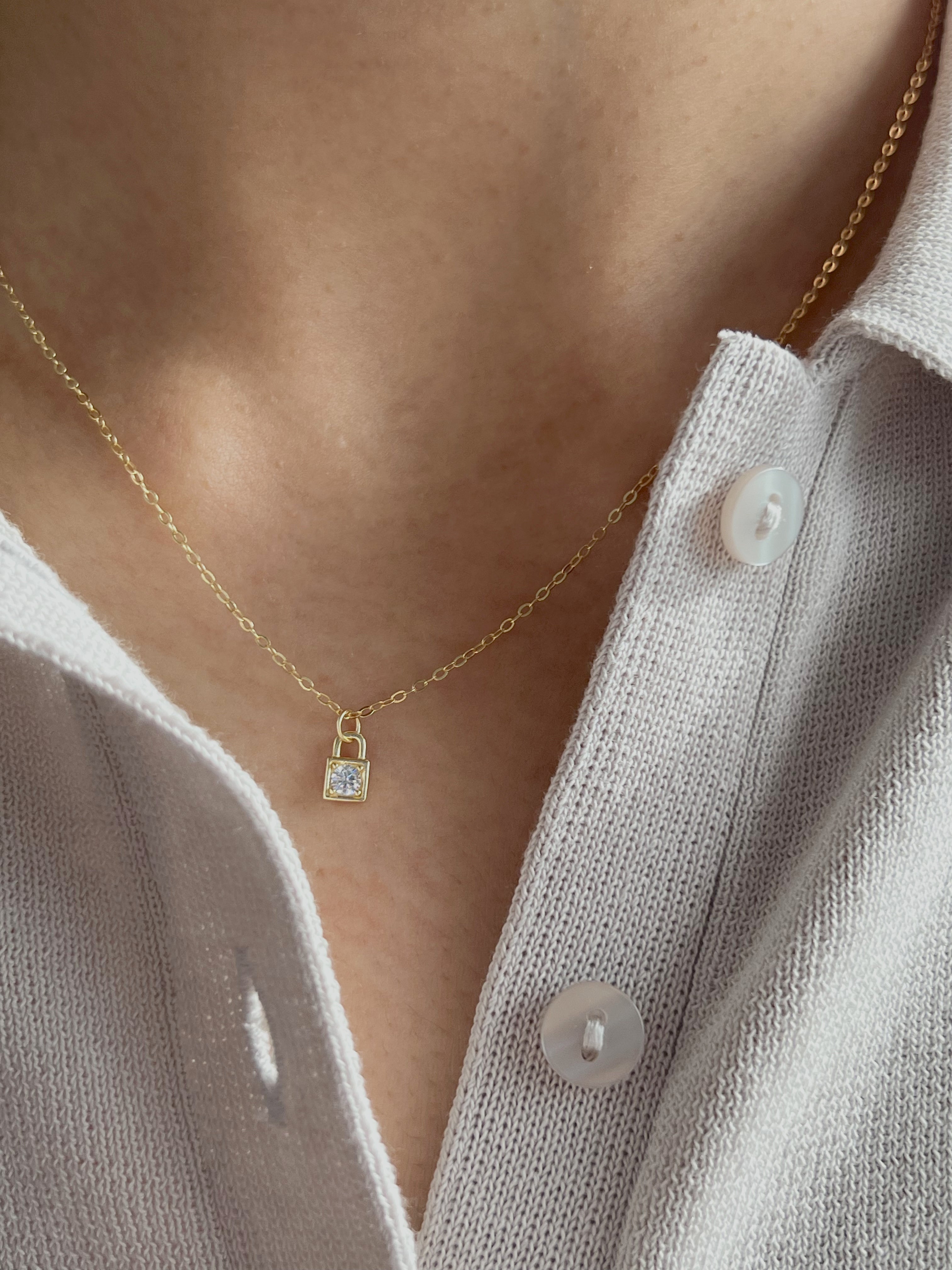 Collar con candado pequeño
