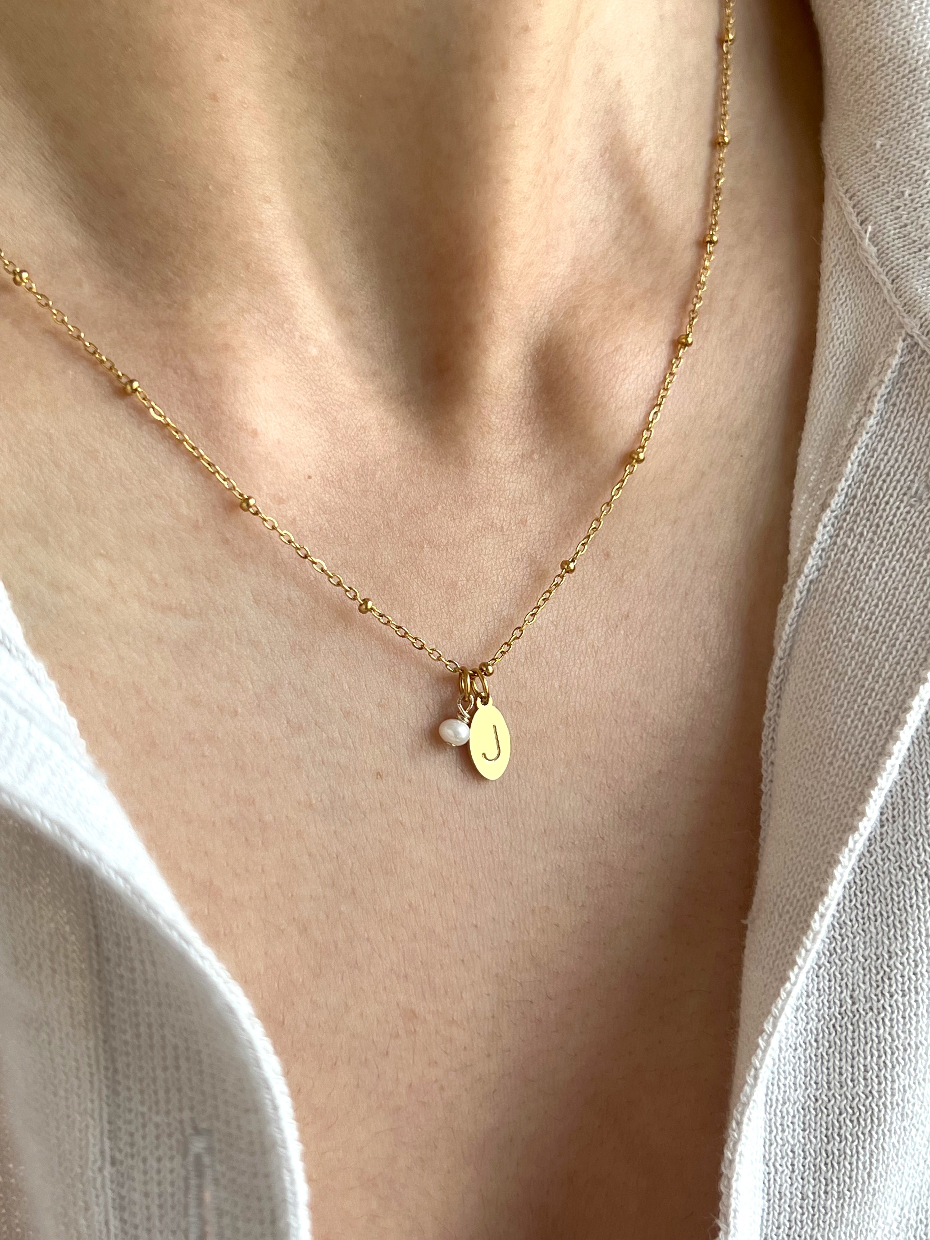 Collar con la inicial de junio