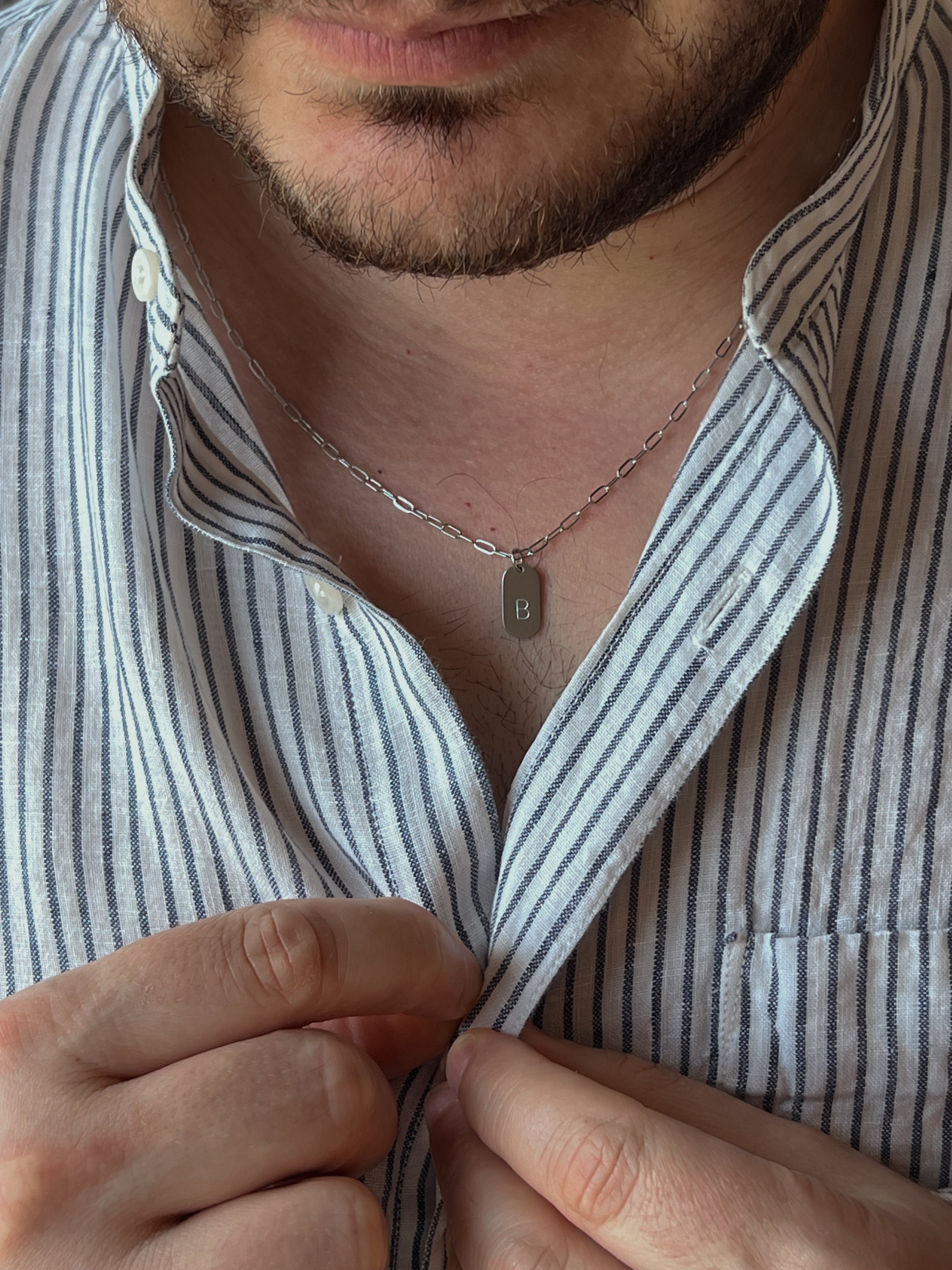 Collar con etiqueta inicial