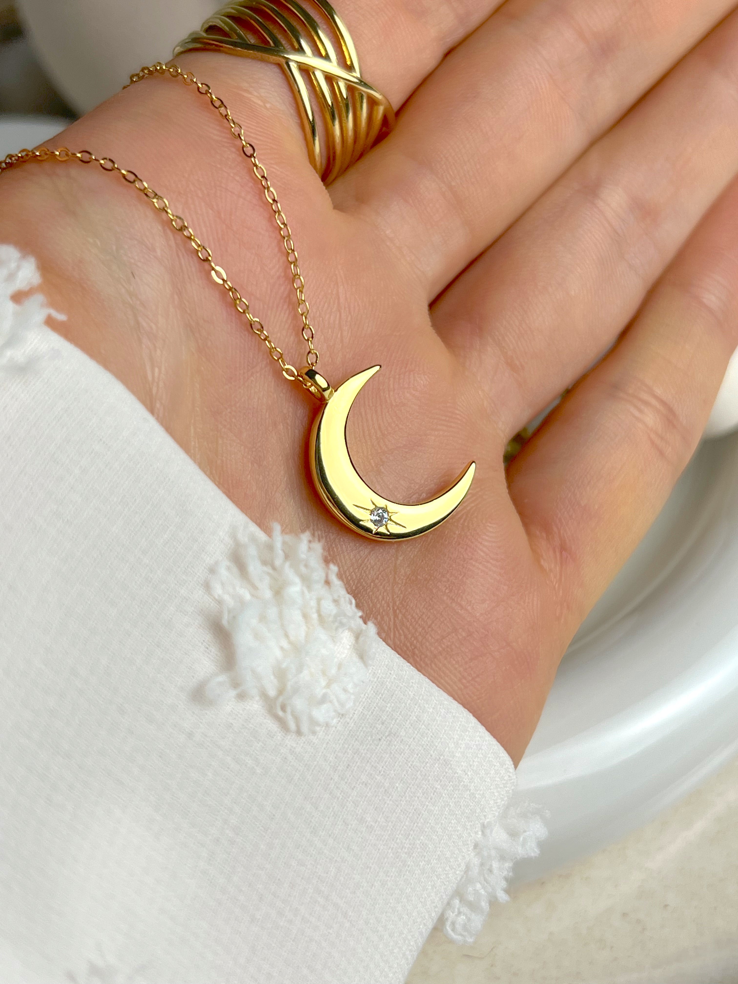 Collar de media luna de diamantes
