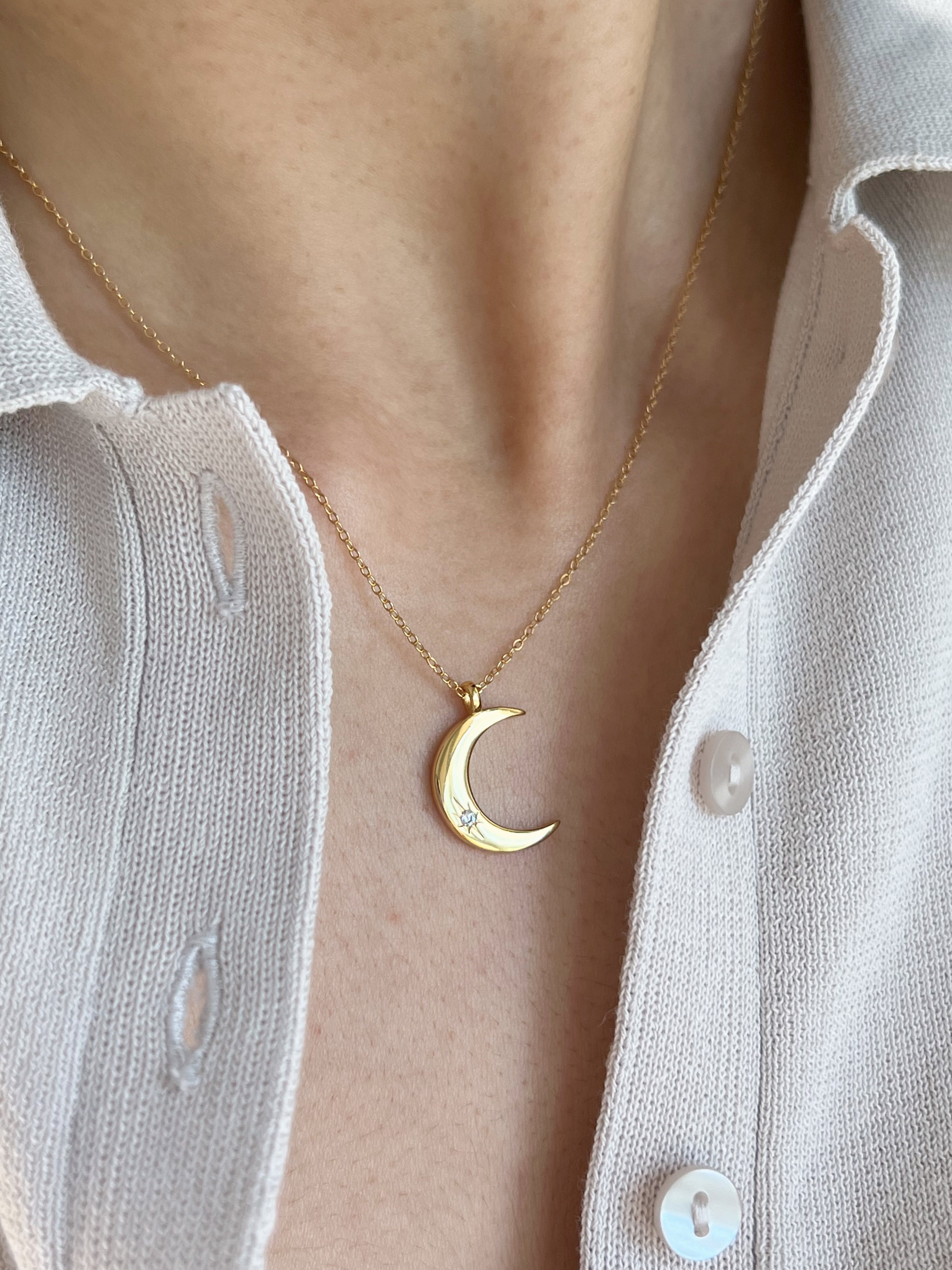 Collar de media luna de diamantes