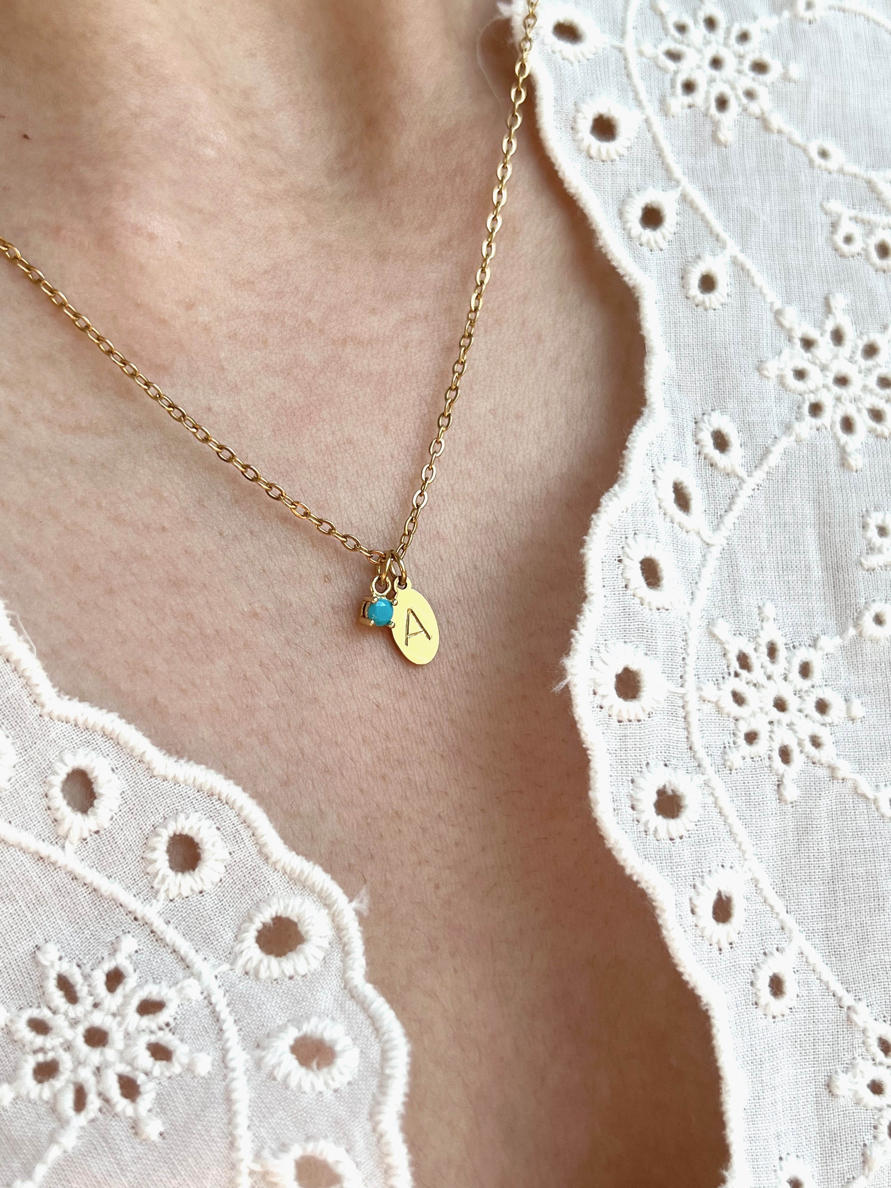 Collar con inicial pequeña