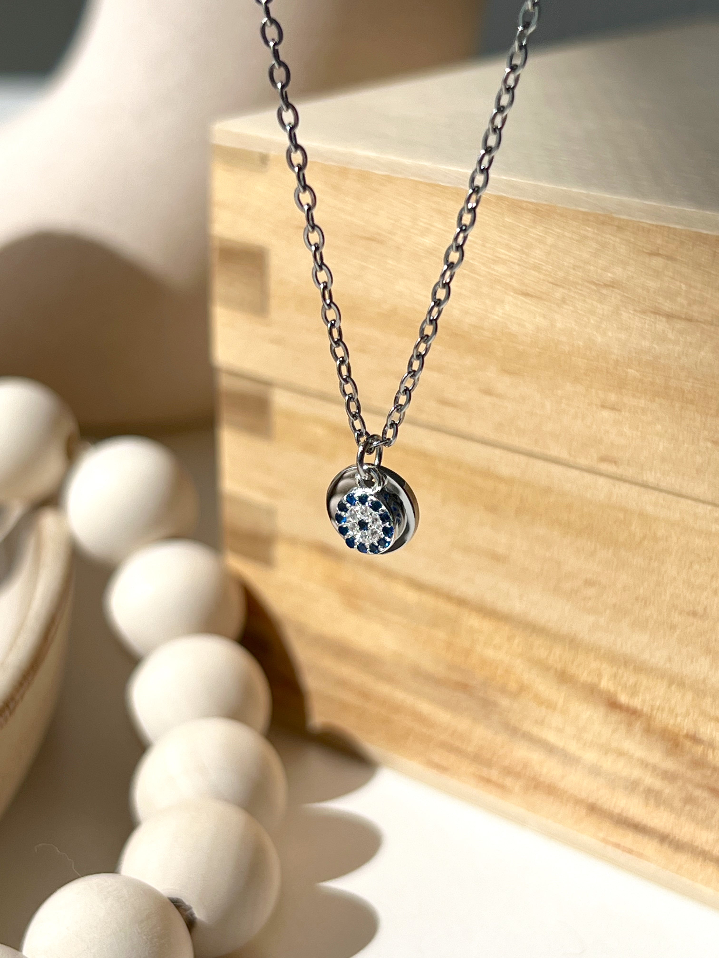 Collar con inicial de mal de ojo