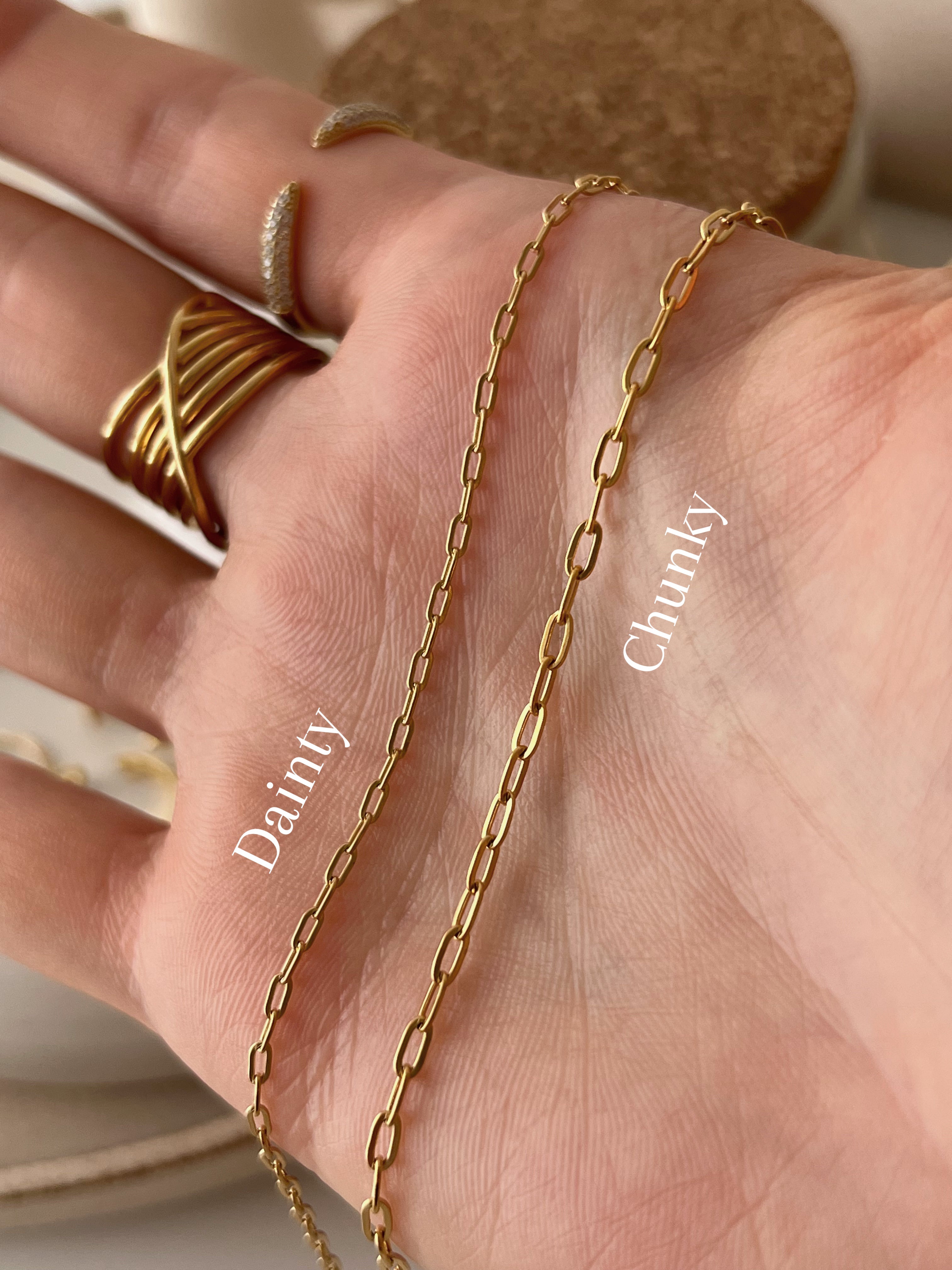 Collar con etiqueta inicial