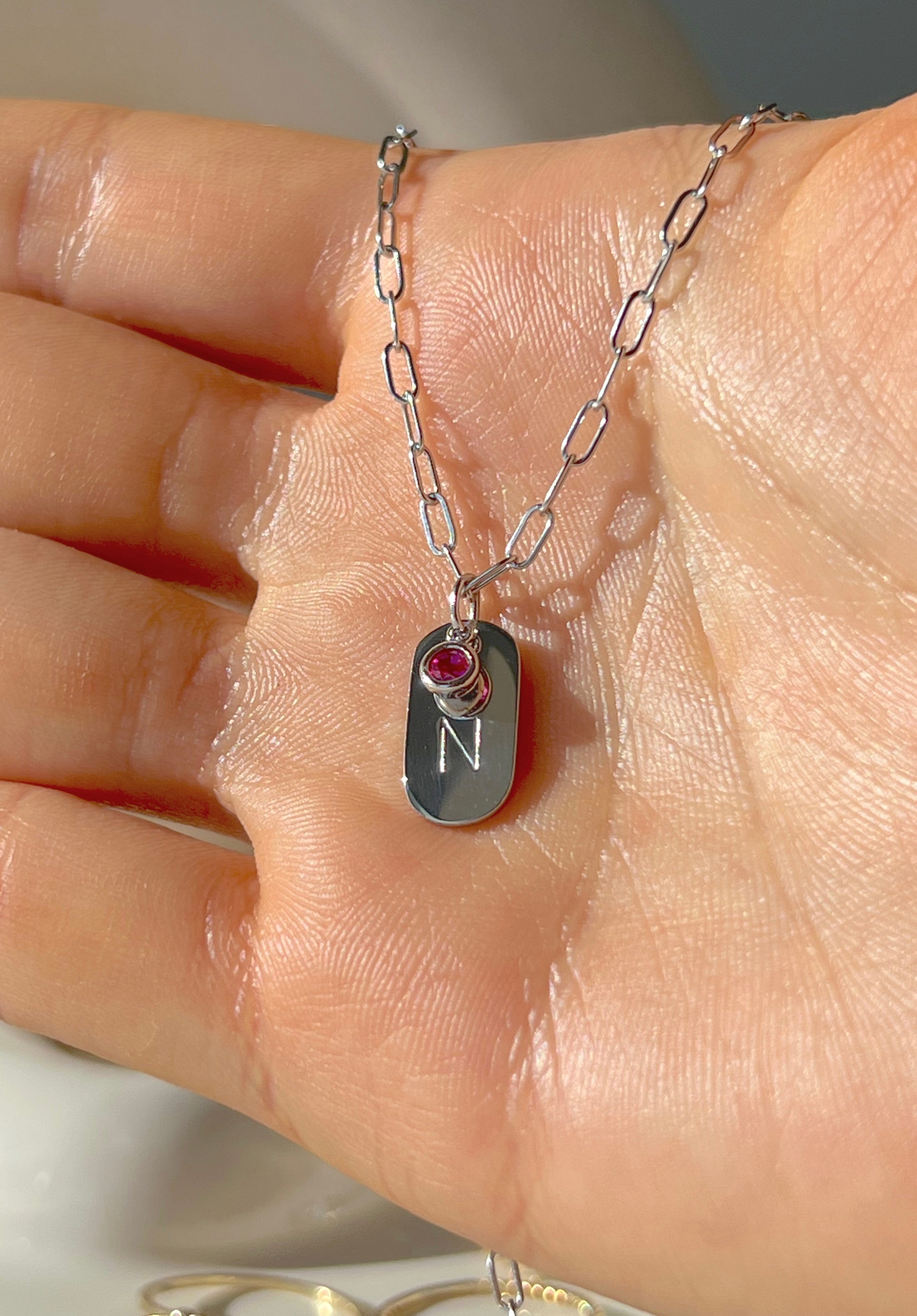Collar con etiqueta inicial