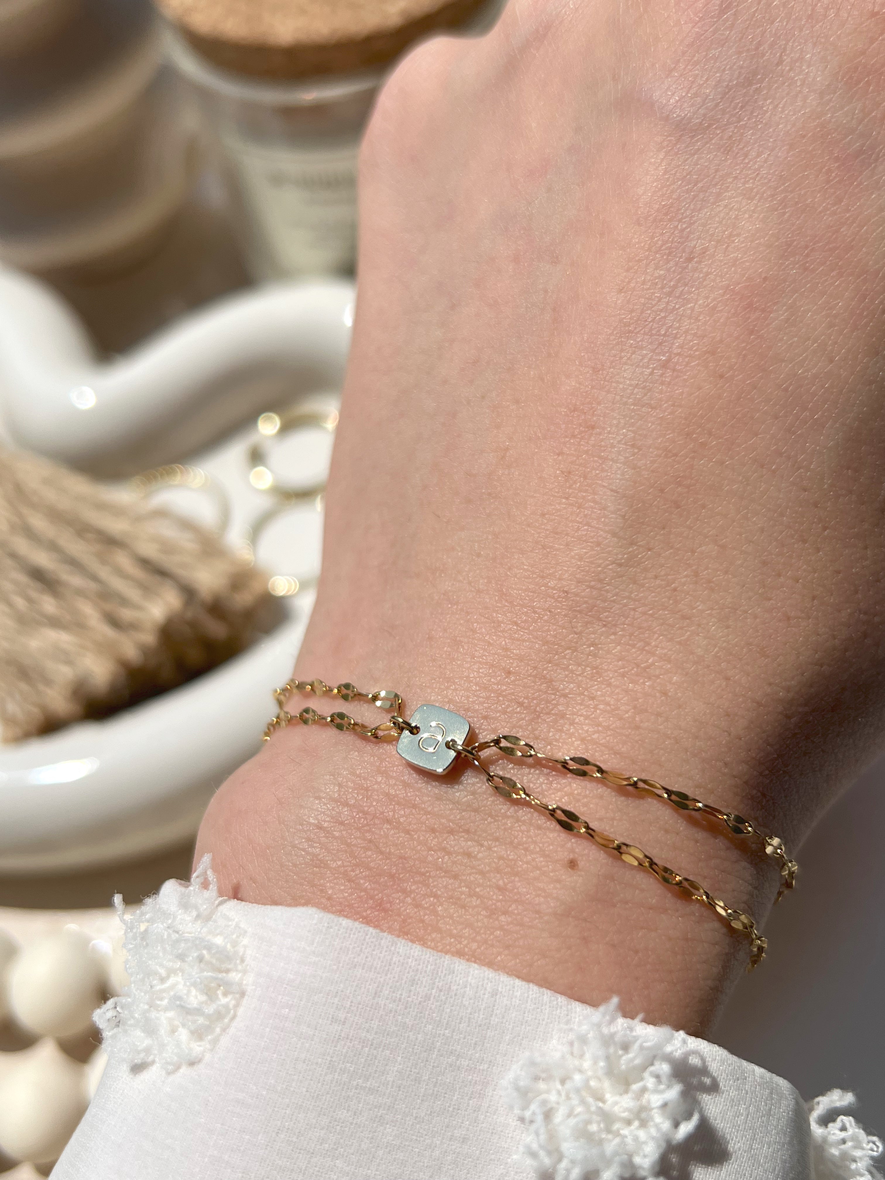 Pulsera con inicial brillante