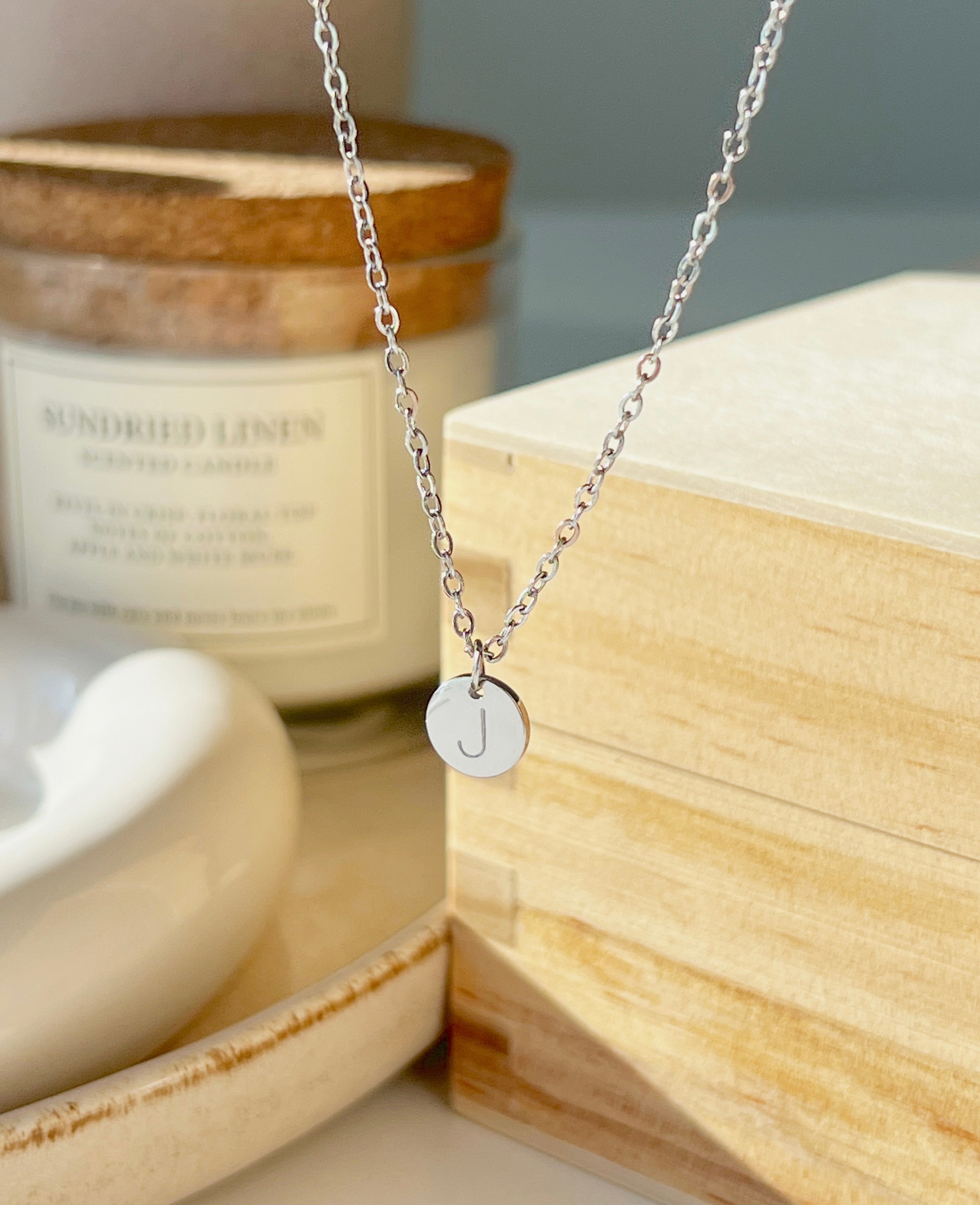 Collar con moneda inicial