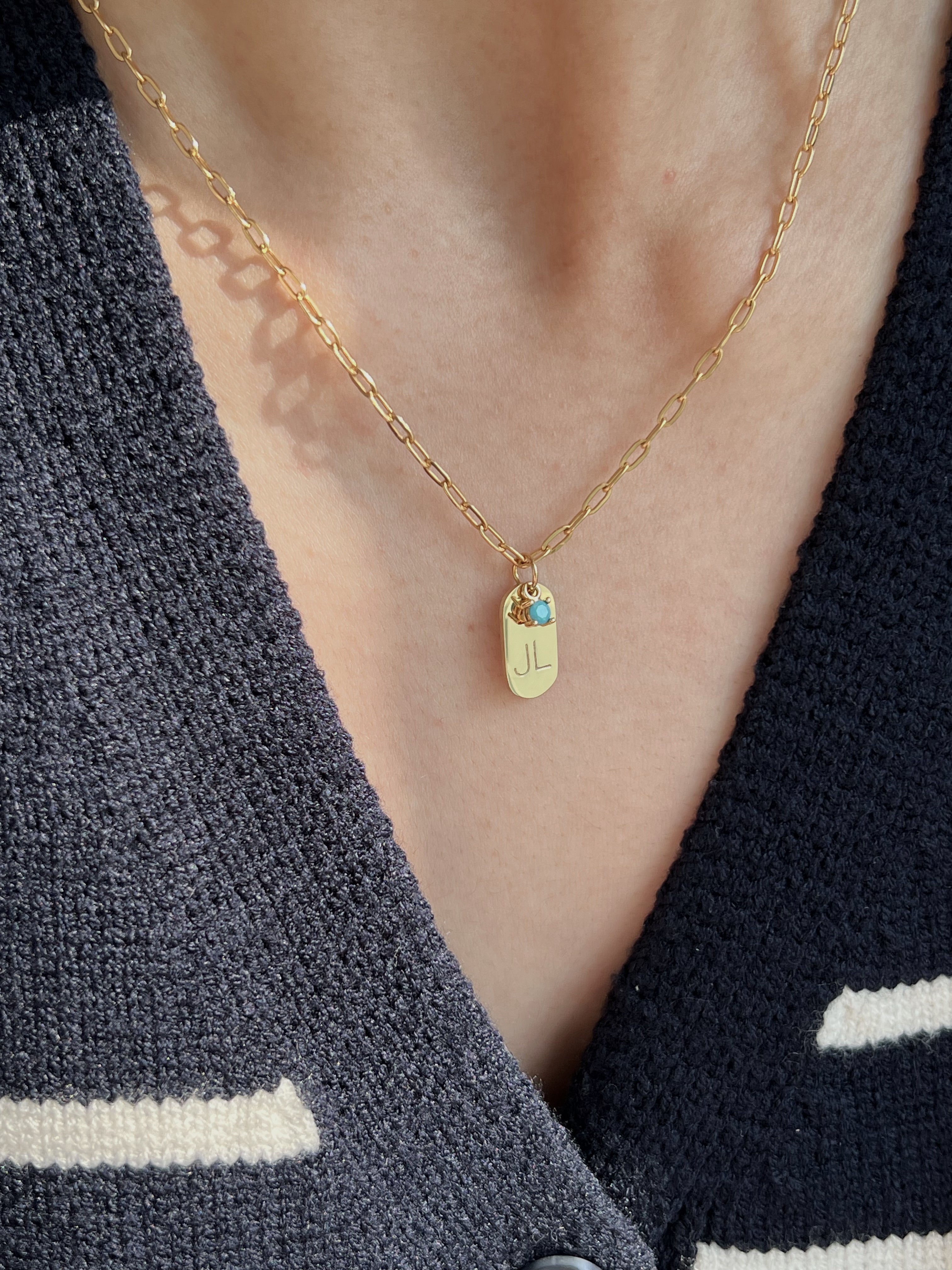Collar con etiqueta inicial
